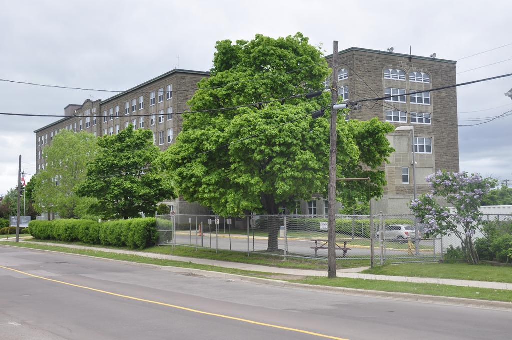 Moncton Suites - Apartments Across Georges Dumont Luaran gambar